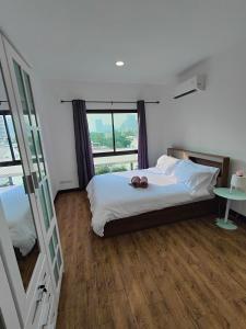 ein Schlafzimmer mit einem Bett und einem großen Fenster in der Unterkunft Room 36 Serviced Appartment - Skyline View in Bangkok