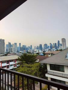 einen Balkon mit Stadtblick in der Unterkunft Room 36 Serviced Appartment - Skyline View in Bangkok