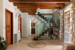 Un pasillo con escalera de caracol en una casa. en Villa Roi, en Kalathos