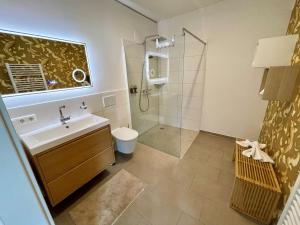 ein Badezimmer mit Waschbecken und Dusche in der Unterkunft Albert Einstein Suite im Wissenschaftspark in Osnabrück