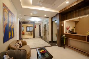 Posezení v ubytování HOTEL OMKAR INTERNATIONAL VARANASI --A Premium Luxury Hotel -- 5-Star Feel At An Affordable Price --