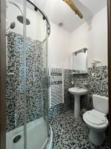 een badkamer met een douche, een toilet en een wastafel bij Relax88 in Bran