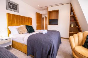 a bedroom with a bed and a desk and a chair at Marble Arch Penthouse 1 Bed in London