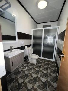 CD NATUREVIEW في Matangtubig: حمام مع مرحاض ومغسلة