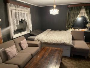 1 dormitorio con cama, sofá y mesa en gms service, en Lorenskog