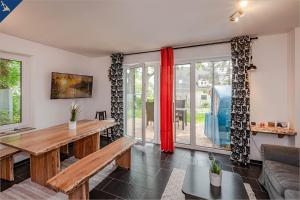 Televiisor ja/või meelelahutuskeskus majutusasutuses Waldsiedlung Kontraste +16 fotot