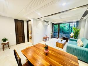 Posezení v ubytování Hotel South Ex Residency - South Ex near AIIMS Delhi - Couple Friendly