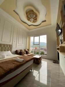 1 dormitorio con 1 cama y ventilador de techo en Homestay Dieng Adiputra Syariah en Banjarnegara