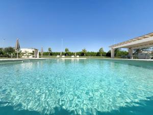 una gran piscina de agua azul en Terra Home Resort en Spongano