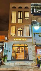 una tienda frente a un edificio con ventana en RL Boutique Dalat, en Da Lat