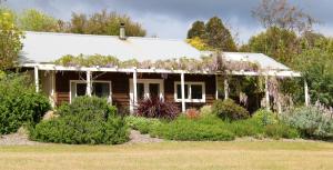 une maison avec un jardin en face dans l'établissement Big Brook Retreat, à Pemberton