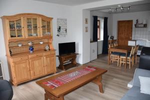 sala de estar con sofá y mesa en Akác Tanya, en Alsómóricgát