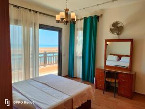 - une chambre avec un lit, un miroir et une fenêtre dans l'établissement El Gouna holiday home A F, à Hurghada