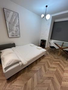 um quarto com uma cama e uma televisão de ecrã plano em Studio in Žilina Bus Station em Žilina