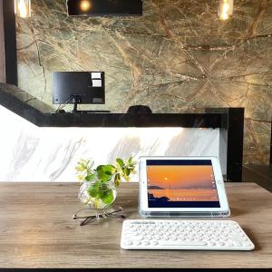 a laptop computer sitting on top of a wooden table at 遇見 雲山居 in Fuli