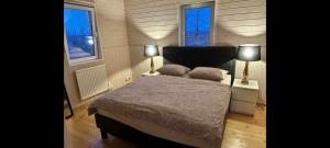 Un pat sau paturi într-o cameră la Adventure Eagle Cottege