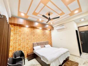 een slaapkamer met een bed en een plafond bij Hotel Sunayana Guest House ! Varanasi fully-Air-Conditioned hotel at prime location, near Kashi Vishwanath Temple, and Ganga ghat in Varanasi