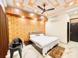 バラナシにあるHotel Sunayana Guest House ! Varanasi fully-Air-Conditioned hotel at prime location, near Kashi Vishwanath Temple, and Ganga ghatのベッドルーム1室(ベッド1台、シーリングファン付)