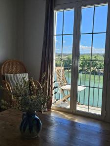 a room with two chairs and a table and a window at River Ebro Apartments in Móra d'Ebre