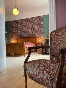 - une chambre avec un lit et une chaise dans l'établissement Domaine La Rose, à Caylus