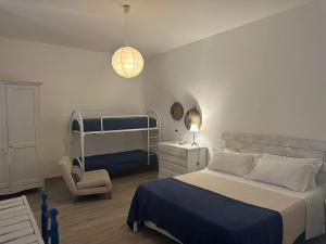 - une chambre avec 2 lits superposés et une chaise dans l'établissement Civico 98, à Milazzo