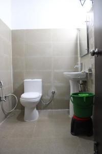 een badkamer met een toilet en een wastafel bij Hotel Prithvi Haridwar - Excellent Stay with Family, Parking Facilities in Haridwār