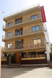 Um edifício de tijolos com um sinal. em Hotel Prithvi Haridwar - Excellent Stay with Family, Parking Facilities em Haridwār