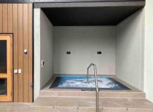 una piscina en medio de un edificio en Spacious 2 bedroom apartment-free parking-pool-gym-wi-fi, en Belconnen
