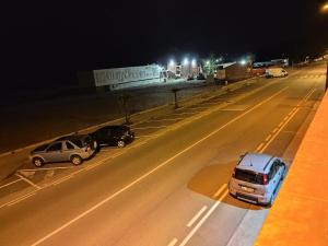two cars parked on a highway at night at Tramonto in Laguna in Càbras