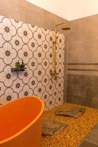 La salle de bains est pourvue d'une douche et d'une baignoire orange. dans l'établissement Green Mountain Homestay, à Ninh Binh