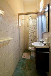 een badkamer met een wastafel en een toilet bij Mini casa in Salento in Cutrofiano