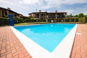 een zwembad voor een huis bij Appartamento Stefano in Polpenazze del Garda