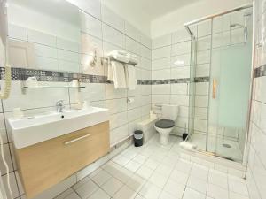 Koupelna v ubytování Les Lavandes + 45 fotografií
