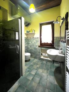 uma casa de banho com um lavatório e um WC em Holiday House Colle del Mondo em Collecorvino