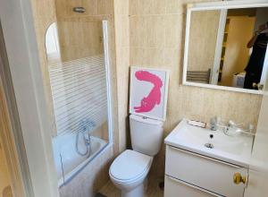 ein Bad mit einem WC, einer Dusche und einem Waschbecken in der Unterkunft Piso vacacional 7 minutos Cadiz in El Trocadero