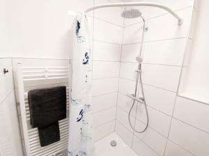 a bathroom with a shower with a black towel at Monteur- und Ferienwohnung nahe Aachen in Eschweiler +6 photos