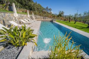 塞斯特里萊萬泰的住宿－Villa Chicchi - Sestri Levante，一个带躺椅的游泳池和一个喷泉