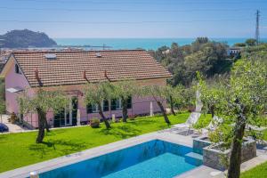 塞斯特里萊萬泰的住宿－Villa Chicchi - Sestri Levante，庭院中带游泳池的房子