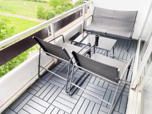 - Balcón con 2 sillas y mesa en Monteur- und Ferienwohnung nahe Aachen en Eschweiler