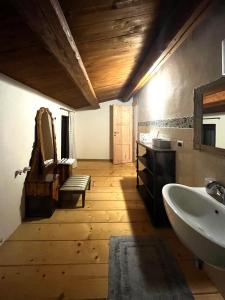 uma casa de banho com um lavatório e um espelho em Holiday House Colle del Mondo em Collecorvino