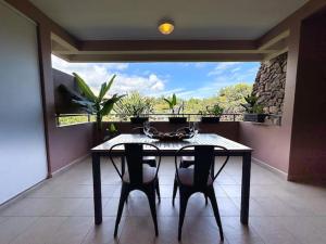 - une salle à manger avec une table et deux chaises dans l'établissement FARE MOEA - Arue (TAHITI), à Arue