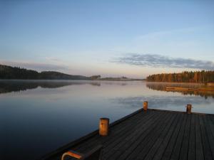 Blick auf ein Dock auf einem See in der Unterkunft Saimaanranta Resort by Anttolanhovi in Mikkeli