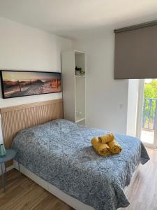 - une chambre avec un lit et une couette bleue dans l'établissement Estrela da Almada Mascarenhas, à Almada