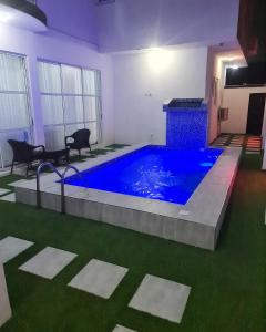 una gran piscina de agua azul en una habitación en KOKO APARTMENT en Lagos