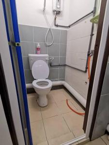 吉隆坡的住宿－Sri Rampai，一间小浴室,内设卫生间