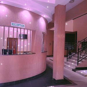 um lobby de um edifício com um sinal que lê recepção em Rockerz Grill B&B em Nairobi