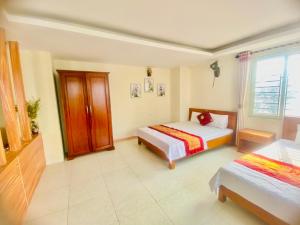 Кровать или кровати в номере Phú Hồng 1 Hotel