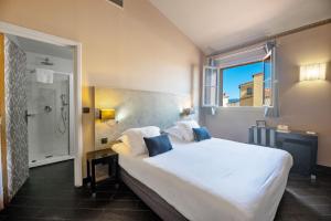 Rúm í herbergi á Hotel POZZO DI BORGO