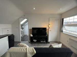 - un salon avec un canapé et une télévision dans l'établissement Cosy 1 Bed Flat with Free Parking, à Birmingham