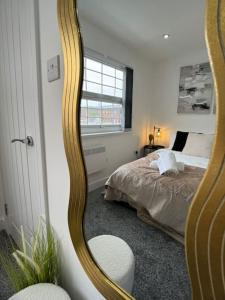 une chambre avec un miroir et un lit dans l'établissement Cosy 1 Bed Flat with Free Parking, à Birmingham